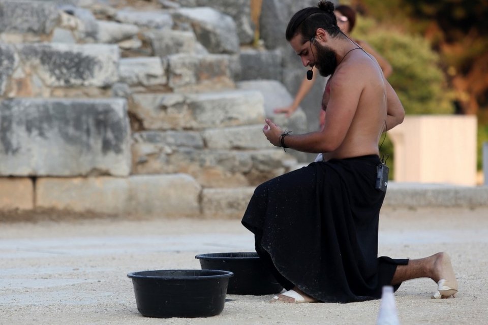 Ο βραβευμένος με Χορν, Κωνσταντίνος Μπιμπής, στον «Ιωνα» του Ευριπίδη [εικόνες & βίντεο] | iefimerida.gr 3