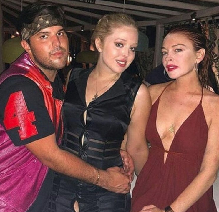 Η φωτογραφία, όπως γράφει η λεζάντα στο Instagram, προέρχεται από τη χθεσινή βραδιά στο Νammos.