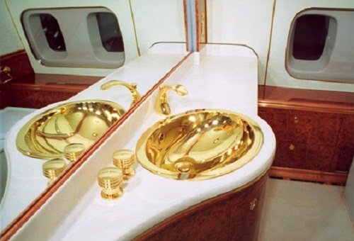 Ποιο Air Force One; Ο Πούτιν έχει ιπτάμενο παλάτι, με χρυσές ντουζιέρες [εικόνες]  | iefimerida.gr 8