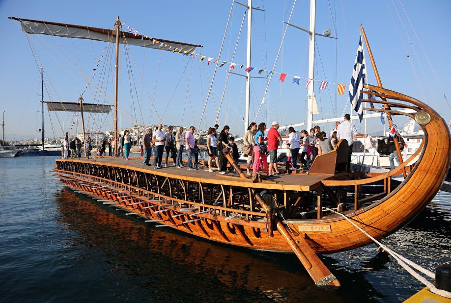 Ατύχημα για την Ευγενία Μανωλίδου -Επεσε από τριήρη στη θάλασσα [εικόνες] | iefimerida.gr 0