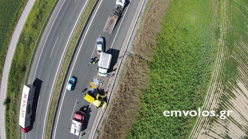 Φορτηγό έπεσε πάνω σε δύο οχήματα στην Εγνατία -Ενας τραυματίας, σοβαρές ζημιές [εικόνες & βίντεο] | iefimerida.gr 6