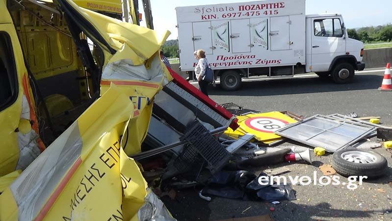 Φορτηγό έπεσε πάνω σε δύο οχήματα στην Εγνατία -Ενας τραυματίας, σοβαρές ζημιές [εικόνες & βίντεο] | iefimerida.gr 5