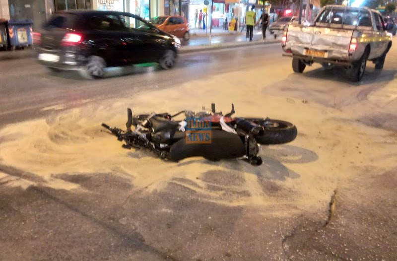 Η σύγκρουση της μοτοσυκλέτας με το ΙΧ ήταν σφοδρότατη -Φωτογραφία: ilion-news