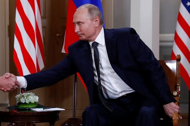 Δείτε το κόλπο του Πούτιν για να μην υπερισχύσει ο Τραμπ στη χειραψία [βίντεο] | iefimerida.gr 1