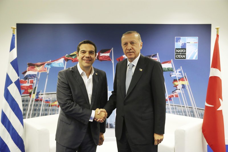Χειραψία Αλέξη Τσίπρα και Ταγίπ Ερντογάν/ Φωτογραφία AP images