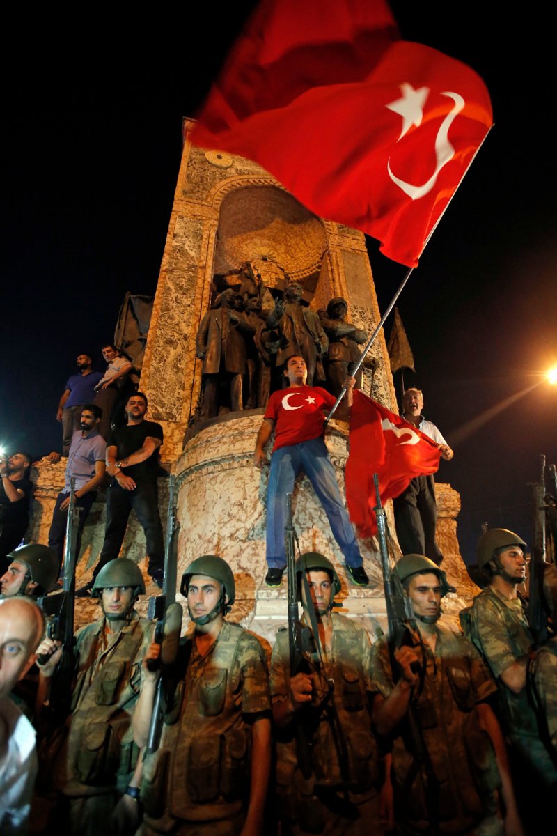 Στρατιωτικοί φυλάσσουν το χώρο που διαμαρτύρονται υποστηρικτές του Ερντογάν
