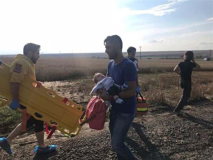 Μωρά παιδιά μεταφέρονται σε ασφαλή χέρια, μακριά από τον τόπο του δυστυχήματος -Φωτογραφία: twitter