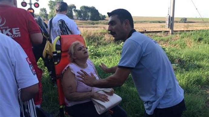 Τα σωστικά συνεργεία έσπευσαν να παράσχουν τις πρώτες βοήθειες -Φωτογραφία: twitter