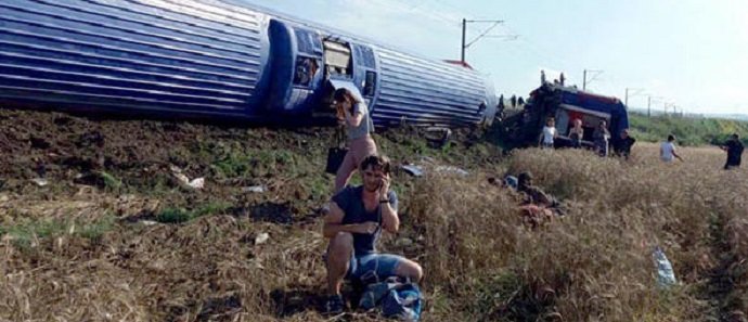 Σοκαρισμένοι οι επιβάτες επικοινωνούν με τους οικείους τους αμέσως μετά τον εκτροχιασμό -Φωτογραφία: twitter