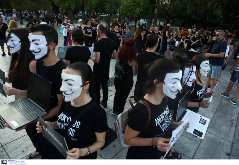 Στα μπλουζάκια τους ήταν γραμμένο στο σύνθημα «Anonymous for the voiceless animals, environment»