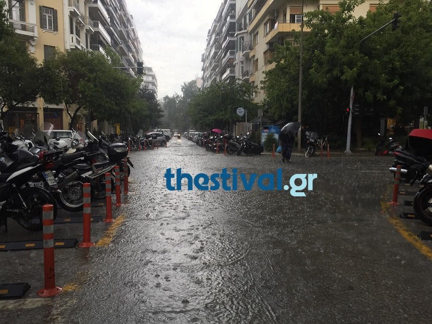 Καταρρακτώδης βροχή στη Θεσσαλονίκη -Ποτάμια οι δρόμοι [εικόνες] | iefimerida.gr 3