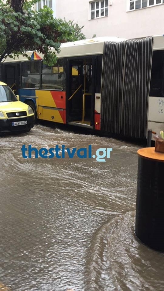 Καταρρακτώδης βροχή στη Θεσσαλονίκη -Ποτάμια οι δρόμοι [εικόνες] | iefimerida.gr 2