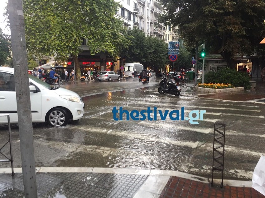 Καταρρακτώδης βροχή στη Θεσσαλονίκη -Ποτάμια οι δρόμοι [εικόνες] | iefimerida.gr 1