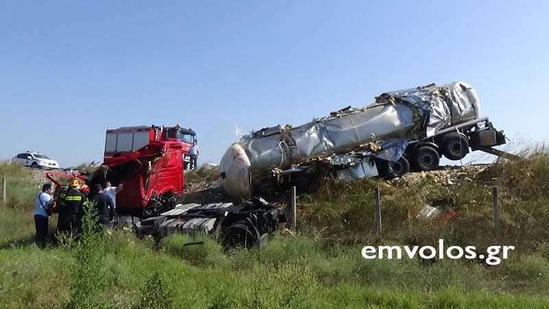 Το βυτιοφόρο εξετράπη για άγνωστο λόγο από την πορεία του και έπεσε στο πρανές