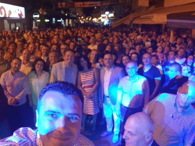 Ο Ζόραν Ζάεφ ποζάρει για selfie