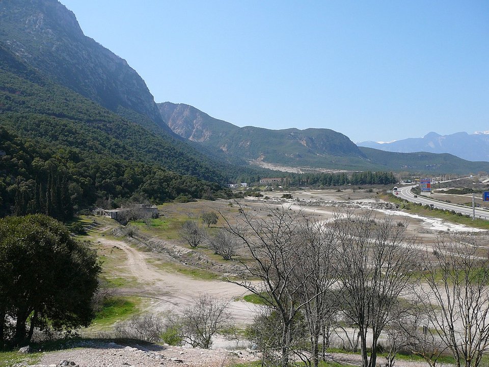 Στην ίδια περιοχή υποστηρίζεται ότι βρίσκονται οι ομαδικοί τάφοι των Περσών