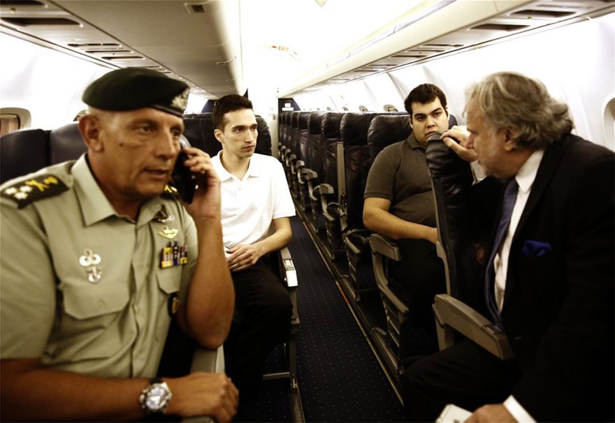 Η πτήση των δύο Ελλήνων στρατιωτικών -Χαμόγελα και προπόσεις μέσα στο πρωθυπουργικό αεροσκάφος [εικόνες] | iefimerida.gr 8