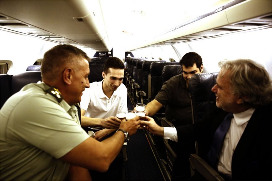 Η πτήση των δύο Ελλήνων στρατιωτικών -Χαμόγελα και προπόσεις μέσα στο πρωθυπουργικό αεροσκάφος [εικόνες] | iefimerida.gr 6