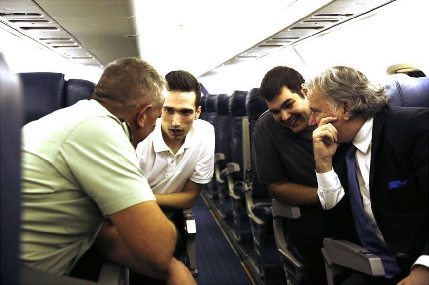 Η πτήση των δύο Ελλήνων στρατιωτικών -Χαμόγελα και προπόσεις μέσα στο πρωθυπουργικό αεροσκάφος [εικόνες] | iefimerida.gr 3