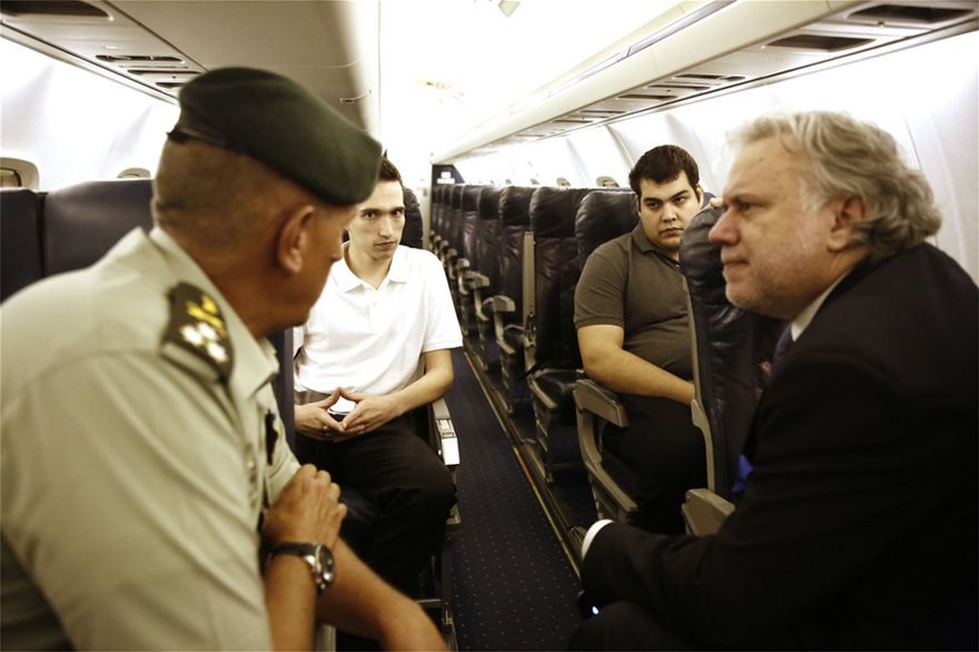 Η πτήση των δύο Ελλήνων στρατιωτικών -Χαμόγελα και προπόσεις μέσα στο πρωθυπουργικό αεροσκάφος [εικόνες] | iefimerida.gr 2