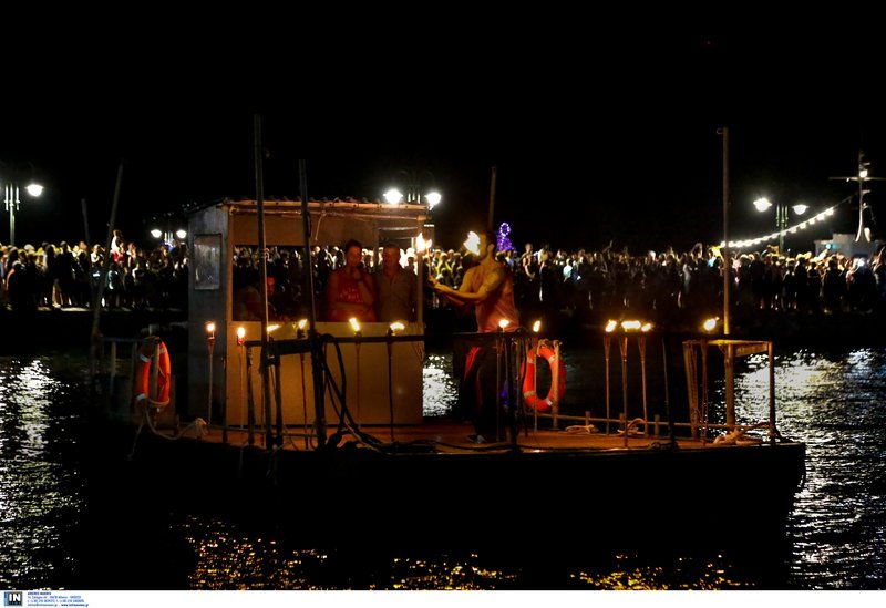 Μουσική βαρκαρόλα στην Κεφαλονιά -Καντάδες και βεγγαλικά μέσα στη θάλασσα [εικόνες]   | iefimerida.gr 10