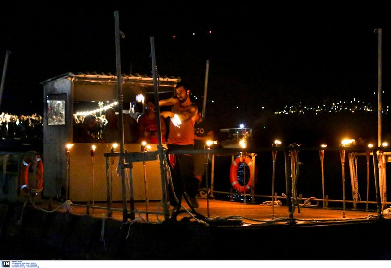 Μουσική βαρκαρόλα στην Κεφαλονιά -Καντάδες και βεγγαλικά μέσα στη θάλασσα [εικόνες]   | iefimerida.gr 9