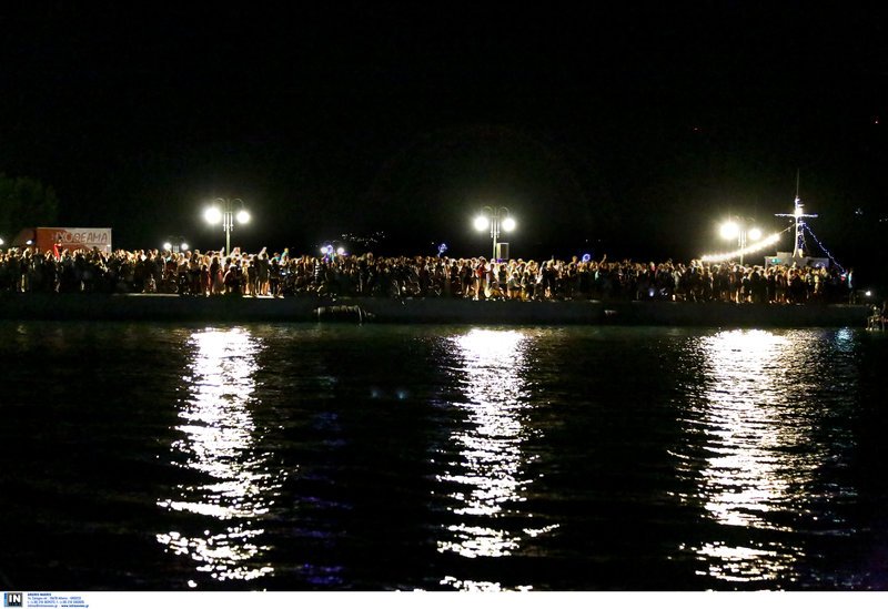 Μουσική βαρκαρόλα στην Κεφαλονιά -Καντάδες και βεγγαλικά μέσα στη θάλασσα [εικόνες]   | iefimerida.gr 8