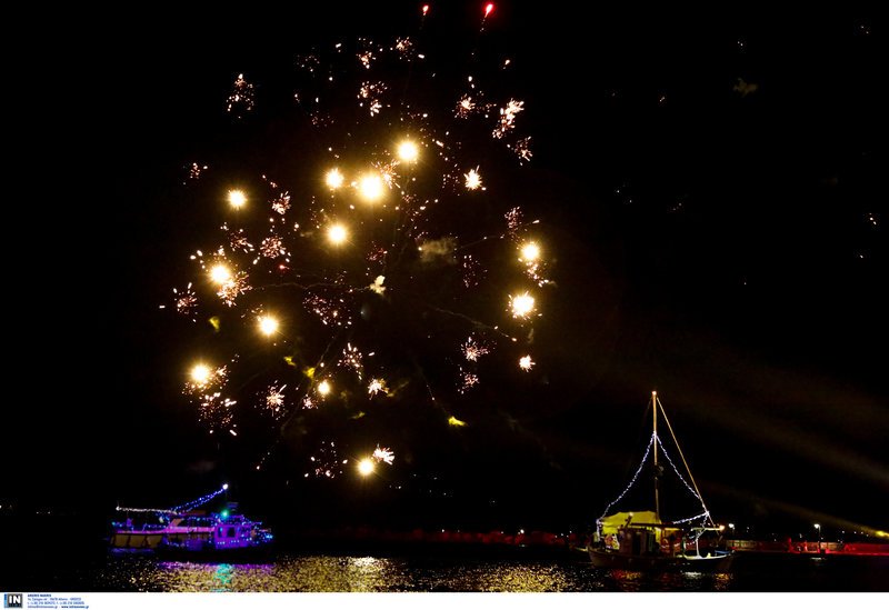 Μουσική βαρκαρόλα στην Κεφαλονιά -Καντάδες και βεγγαλικά μέσα στη θάλασσα [εικόνες]   | iefimerida.gr 7