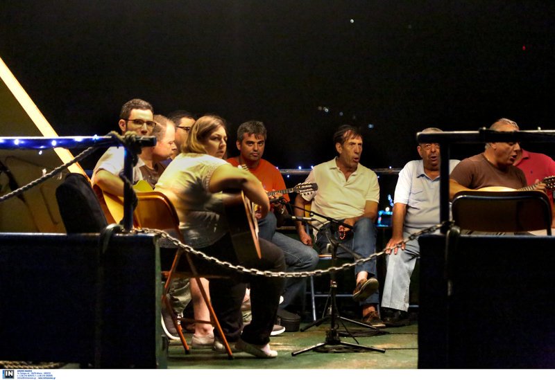 Μουσική βαρκαρόλα στην Κεφαλονιά -Καντάδες και βεγγαλικά μέσα στη θάλασσα [εικόνες]   | iefimerida.gr 11