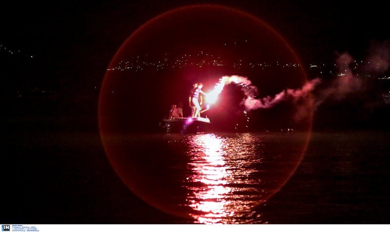 Μουσική βαρκαρόλα στην Κεφαλονιά -Καντάδες και βεγγαλικά μέσα στη θάλασσα [εικόνες]   | iefimerida.gr 6