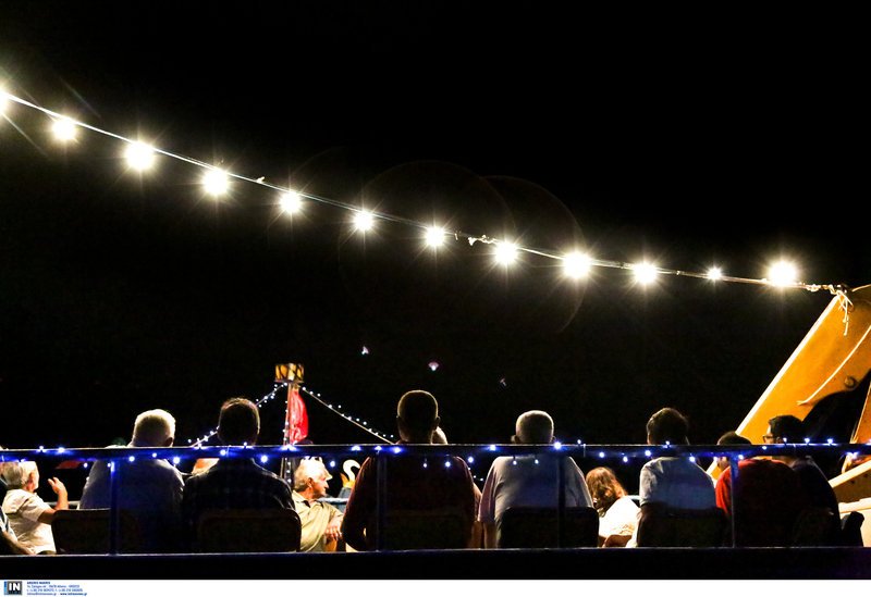 Μουσική βαρκαρόλα στην Κεφαλονιά -Καντάδες και βεγγαλικά μέσα στη θάλασσα [εικόνες]   | iefimerida.gr 0