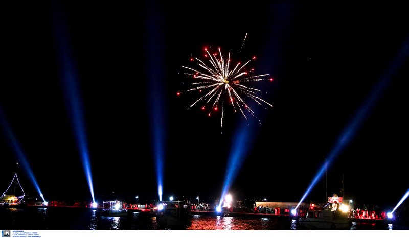 Μουσική βαρκαρόλα στην Κεφαλονιά -Καντάδες και βεγγαλικά μέσα στη θάλασσα [εικόνες]   | iefimerida.gr 1