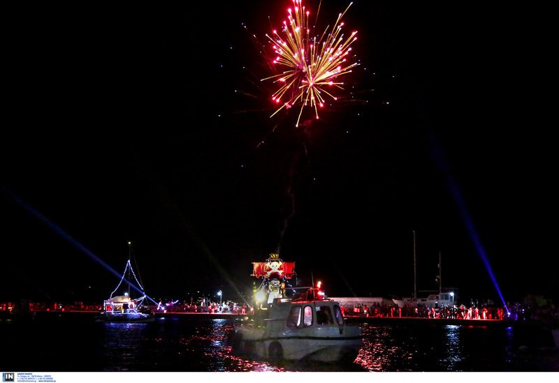 Μουσική βαρκαρόλα στην Κεφαλονιά -Καντάδες και βεγγαλικά μέσα στη θάλασσα [εικόνες]   | iefimerida.gr 5