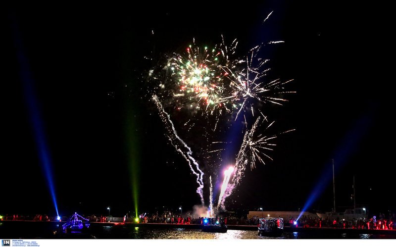 Μουσική βαρκαρόλα στην Κεφαλονιά -Καντάδες και βεγγαλικά μέσα στη θάλασσα [εικόνες]   | iefimerida.gr 4