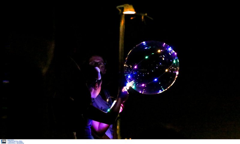 Μουσική βαρκαρόλα στην Κεφαλονιά -Καντάδες και βεγγαλικά μέσα στη θάλασσα [εικόνες]   | iefimerida.gr 3