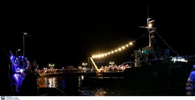 Μουσική βαρκαρόλα στην Κεφαλονιά -Καντάδες και βεγγαλικά μέσα στη θάλασσα [εικόνες]   | iefimerida.gr 2