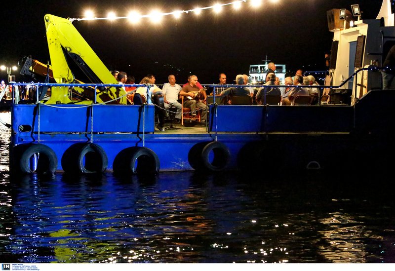 Μουσική βαρκαρόλα στην Κεφαλονιά -Καντάδες και βεγγαλικά μέσα στη θάλασσα [εικόνες]   | iefimerida.gr 12