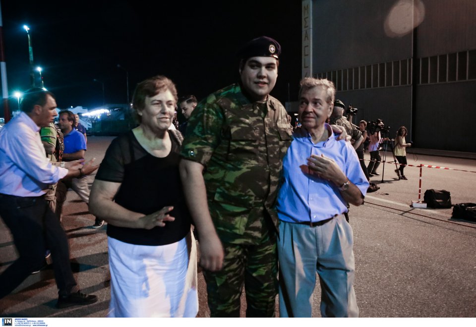 Επαναπατρίστηκαν οι 2 Ελληνες στρατιωτικοί -Ελεύθεροι μετά από 5 μήνες [εικόνες & βίντεο] | iefimerida.gr 1