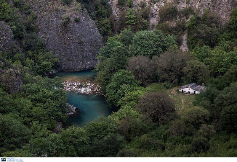 Πεζοπορία στο φαράγγι του Βίκου -Το βαθύτερο του κόσμου σύμφωνα με το Γκίνες [εικόνες] | iefimerida.gr 8