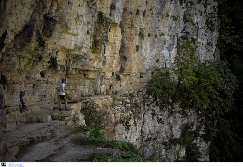 Πεζοπορία στο φαράγγι του Βίκου -Το βαθύτερο του κόσμου σύμφωνα με το Γκίνες [εικόνες] | iefimerida.gr 5