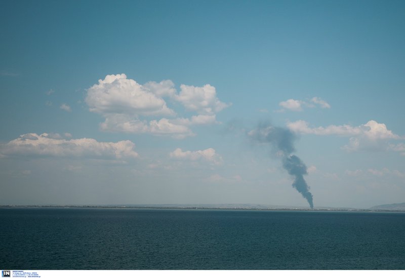 Υπό έλεγχο τέθηκε η πυρκαγιά στη Σίνδο -Οι καπνοί σκέπασαν την Θεσσαλονίκη [βίντεο] | iefimerida.gr 0