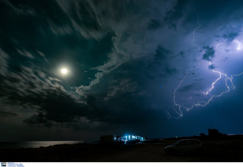 Εντυπωσιακές εικόνες: Η ηλεκτρική καταιγίδα που σάστισε τη Θεσσαλονίκη [εικόνες] | iefimerida.gr 3