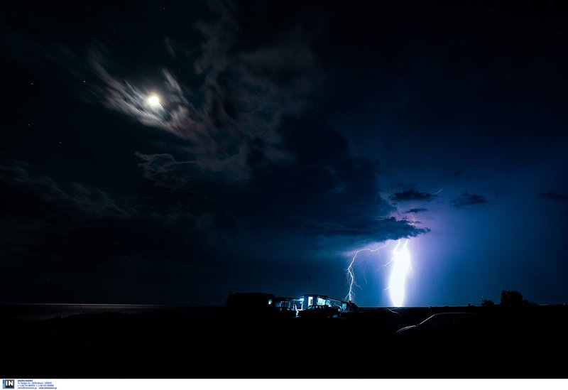 Εντυπωσιακές εικόνες: Η ηλεκτρική καταιγίδα που σάστισε τη Θεσσαλονίκη [εικόνες] | iefimerida.gr 1