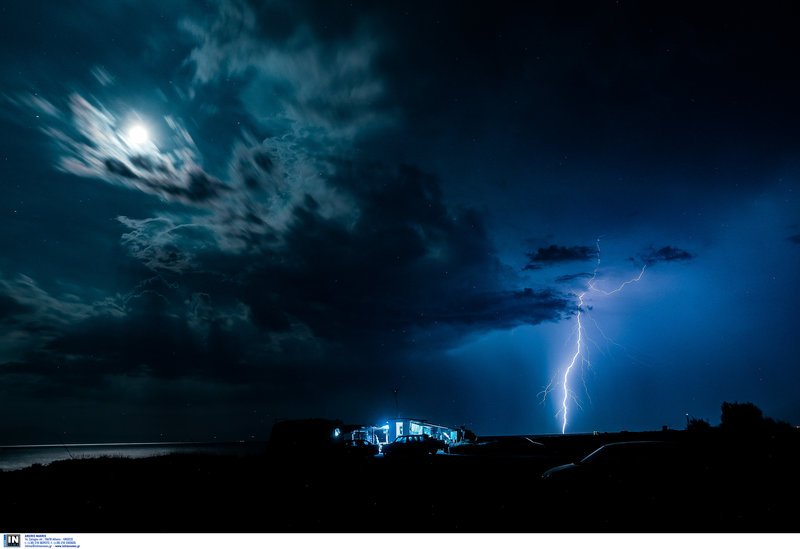 Εντυπωσιακές εικόνες: Η ηλεκτρική καταιγίδα που σάστισε τη Θεσσαλονίκη [εικόνες] | iefimerida.gr 0