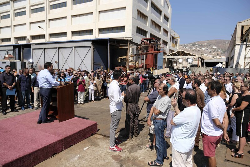 Στη Σύρο ο Τσίπρας -Νέες χειραψίες στο δρόμο, ως απάντηση στις κατηγορίες | iefimerida.gr 13