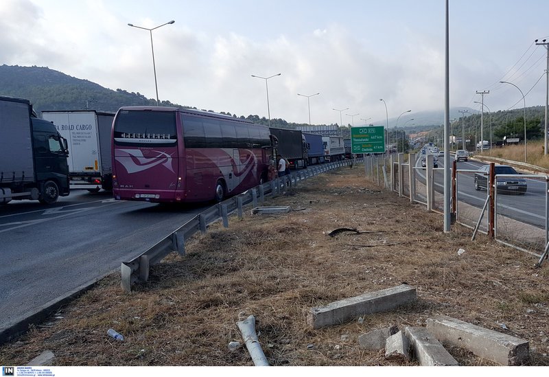 Αποκαταστάθηκε η κυκλοφορία στην εθνική οδό Αθηνών-Λαμίας- Μετανάστες είχαν κάνει μπλόκο στα διόδια [εικόνες] | iefimerida.gr 1
