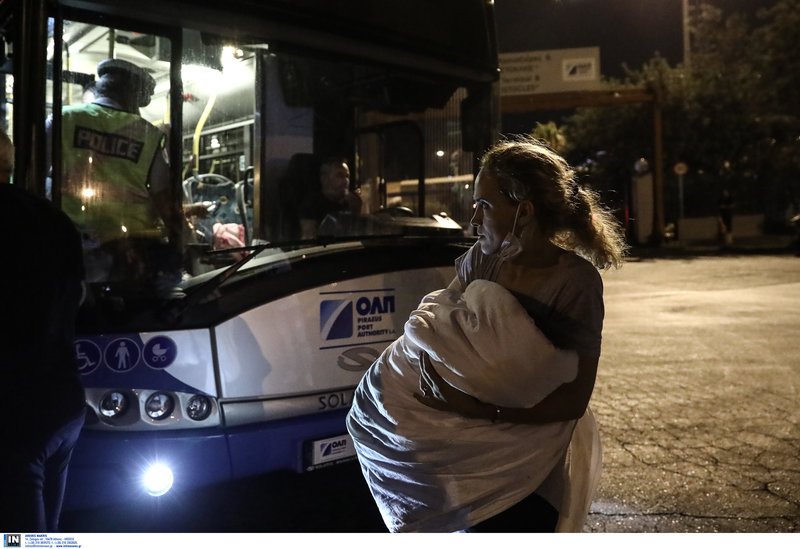 Φωτιά εν πλω στο πλοίο Ελ. Βενιζέλος -Ολοκληρώθηκε η αποβίβαση στον Πειραιά | iefimerida.gr 12