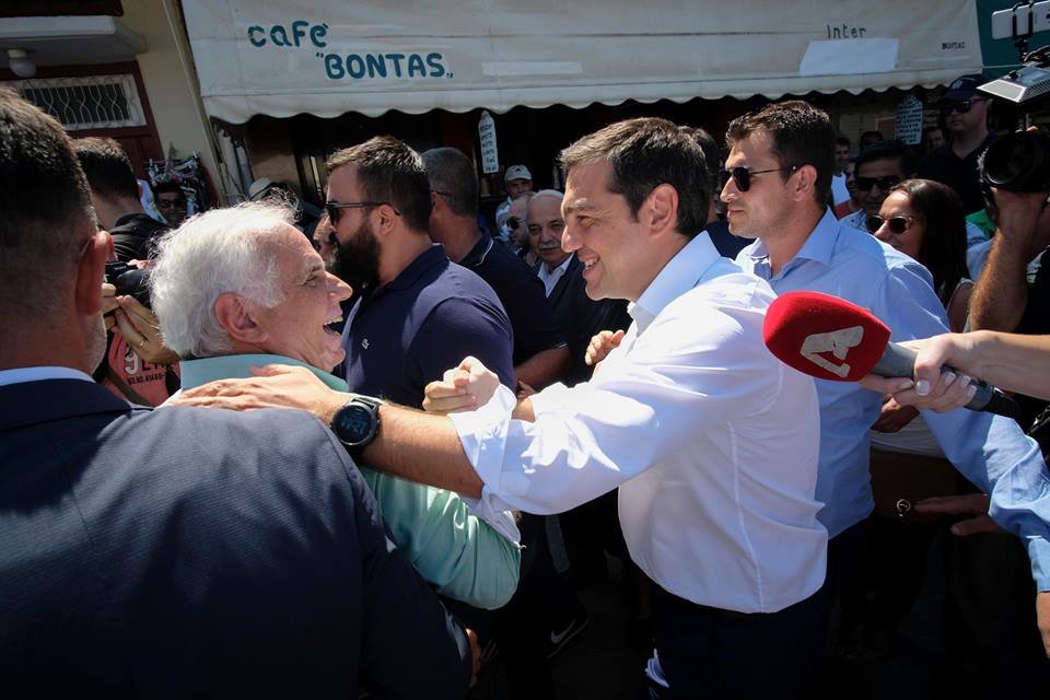 Ο Αλέξης Τσίπρας συνομίλησε με πολίτες που ήθελαν να τον χαιρετήσουν