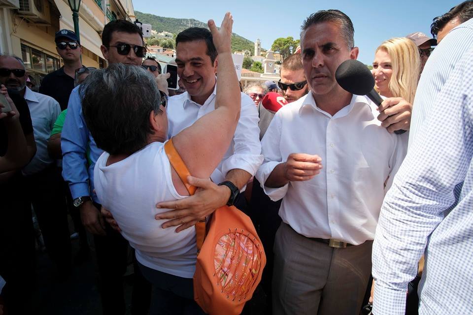 Ορισμένοι δε, έσπευσαν να τον αγκαλιάσουν