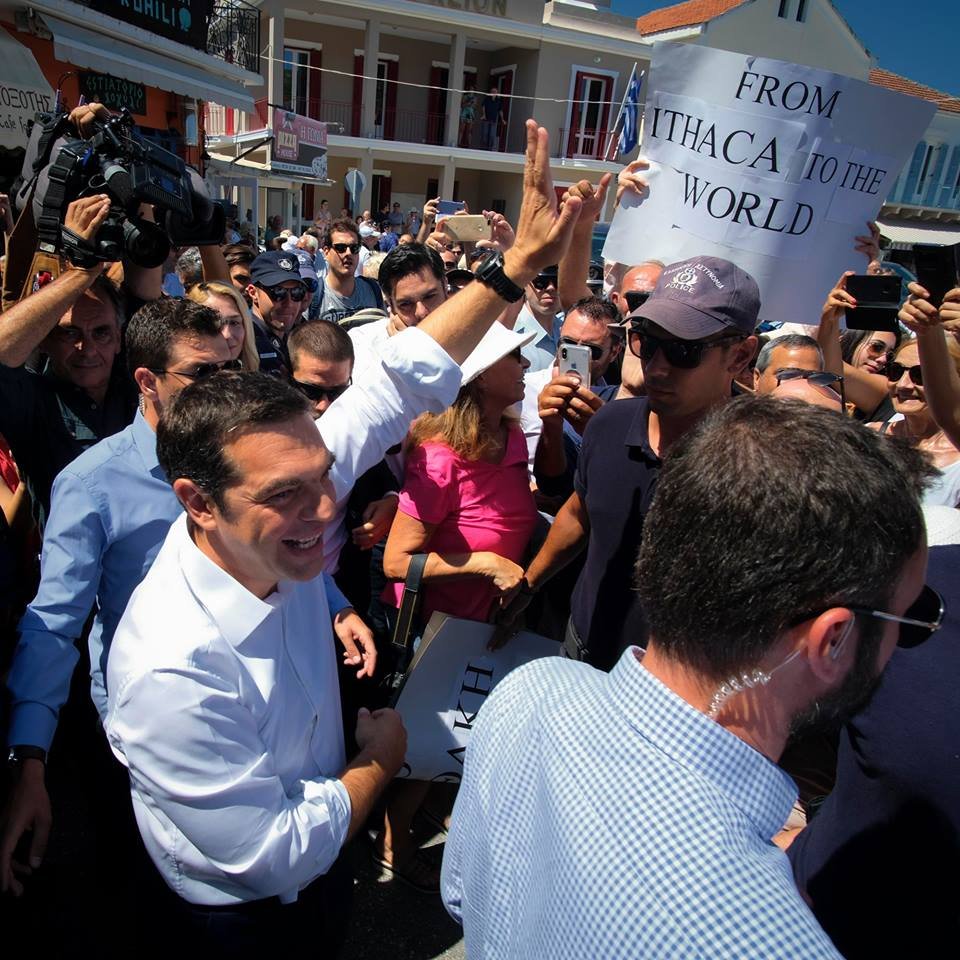 Με άνδρες της ασφάλειάς τους να τον ακολουθούν και αστυνομική παρουσία η βόλτα στην Ιθάκη.